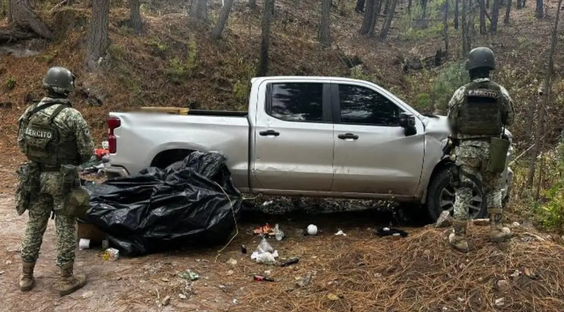 $!Ejército asegura dron industrial, arsenal y 40 explosivos durante operativo en Badiraguato