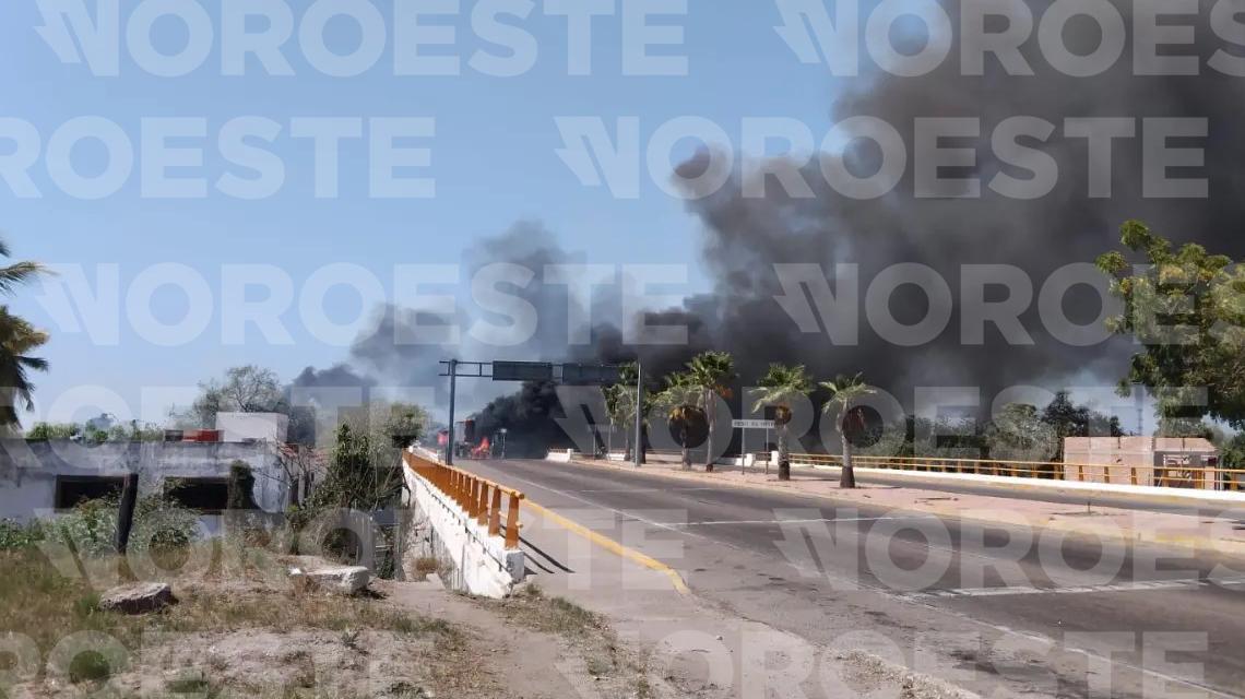 $!Queman vehículos en Villa Unión, al sur de Mazatlán