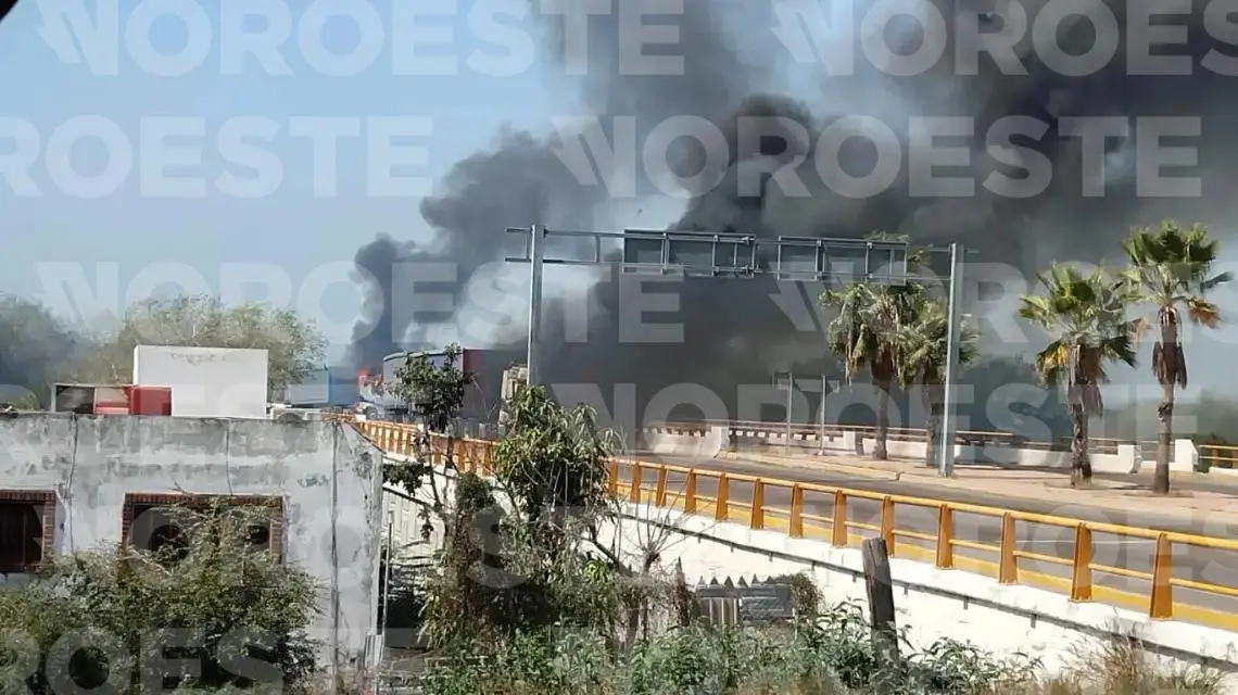 $!Queman vehículos en Villa Unión, al sur de Mazatlán