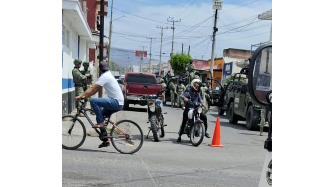 $!Monta Ejército operativo en el Centro de Escuinapa y cierra circulación en dos calles