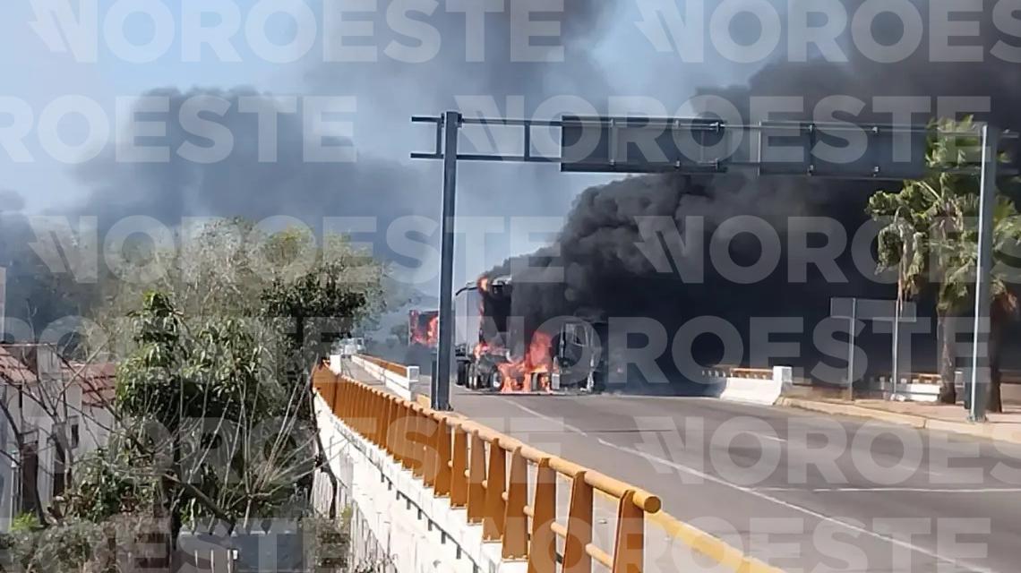 $!Queman vehículos en Villa Unión, al sur de Mazatlán