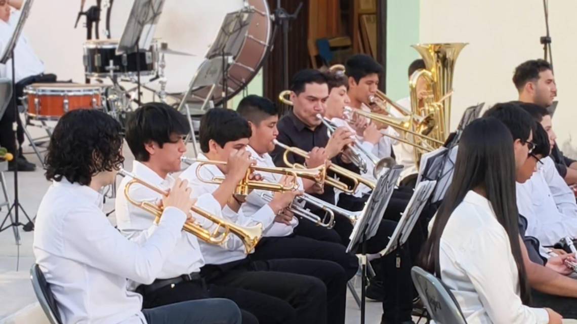 El recital incluyó piezas clásicas como Canon de Pachelbel, Concertante Hummel y la Sinfonía No. 1 de Brahms, además de un pasaje histórico sobre la Casa de la Cultura.
