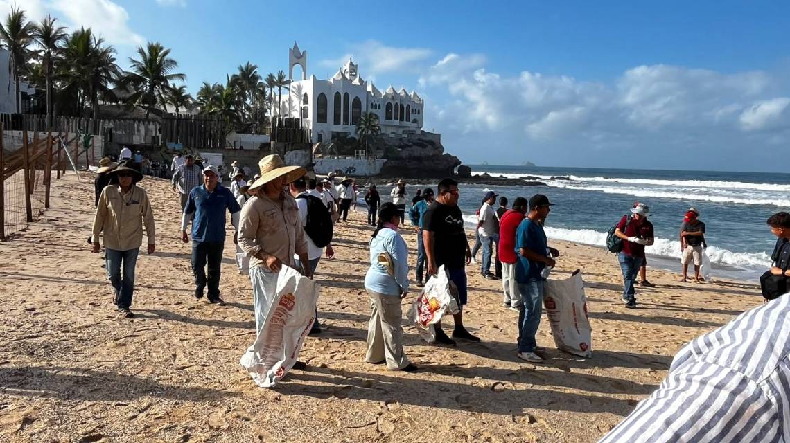 Autoridades municipales, federales y voluntarios participaron en una nueva jornada de saneamiento costero en el marco del Día Mundial del Medio Ambiente.