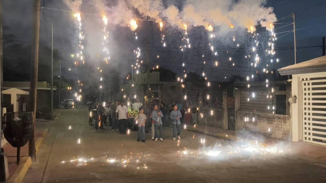 Vecinos acompañaron la imagen del santo en andas por las calles, entre cascadas de fuegos artificiales.