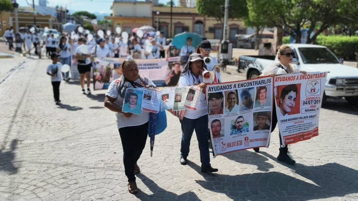 Familias salieron desde la explanada municipal portando lonas y fichas de búsqueda, además de pegar calcomanías informativas en el mobiliario urbano durante el trayecto.