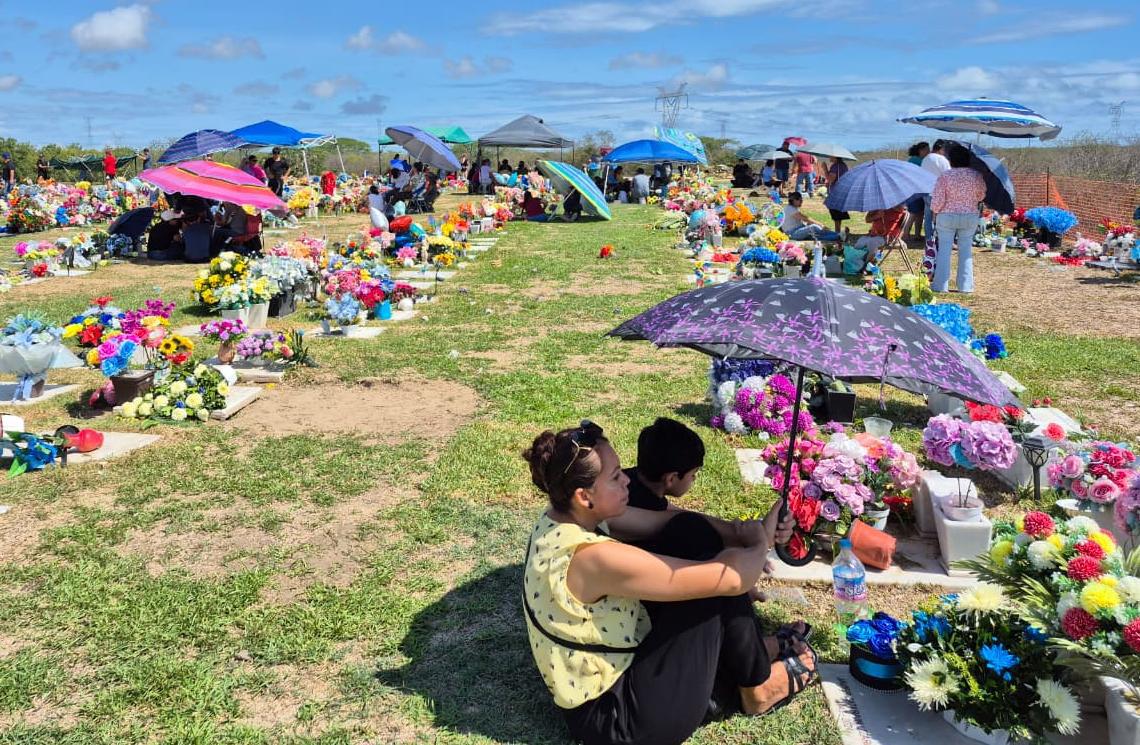 $!Recuerdan a los padres con flores y homenajes en panteones de Mazatlán