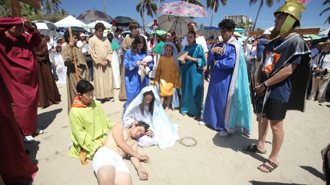 Viacrucis de San Judas Tadeo recorre playas de Mazatlán en emotiva representación.