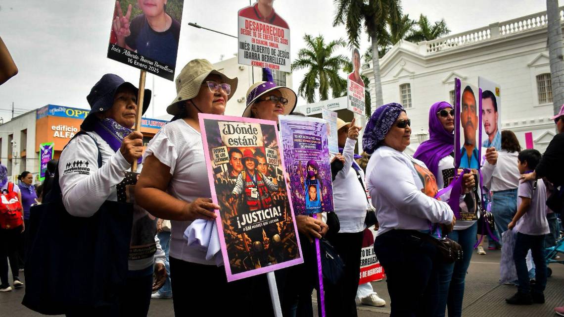 Con pancartas, mantas y consignas, las participantes exigieron respeto a los derechos de las mujeres, justicia para víctimas de violencia de género y acciones efectivas de las autoridades.