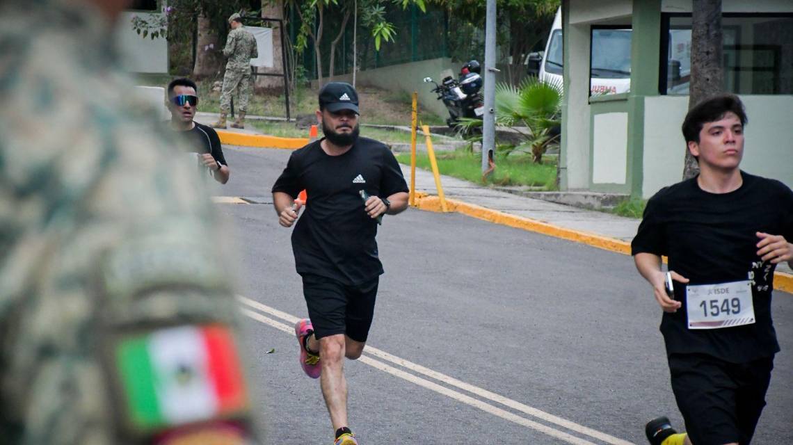 La Carrera Deportiva de 5 kilómetros reunió a más de 500 participantes en Culiacán para conmemorar el Día del Ejército y Fuerza Aérea Mexicana.