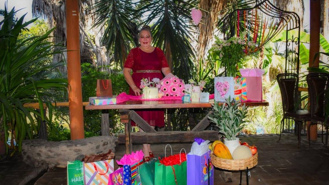 Martha Hernández celebra su cumpleaños.