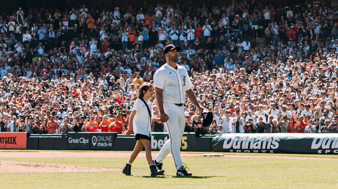 La hija de siete años de Verlander, Genevieve, fue la encargada de retirar del juego al veterano lanzador.