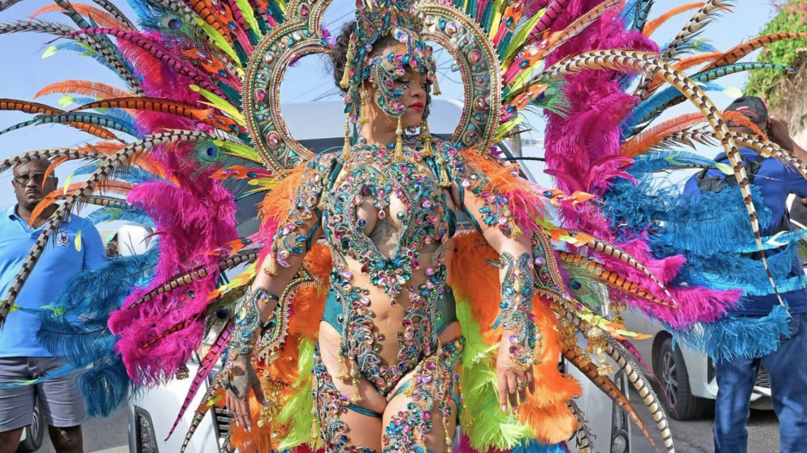 Rihanna participa en el tradicional Grand Kadooment Day, de su natal Barbados.