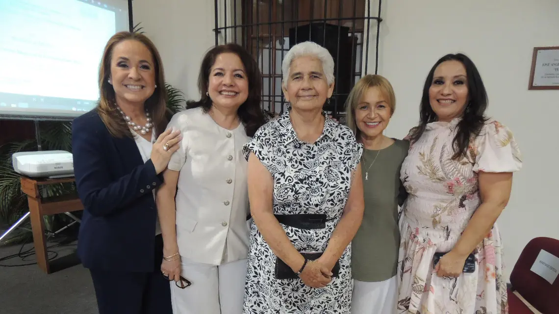 Kirey Amano, Carmen Evelia Sánchez, Martha Alicia Araujo, Velina Medina y Alma Salazar.