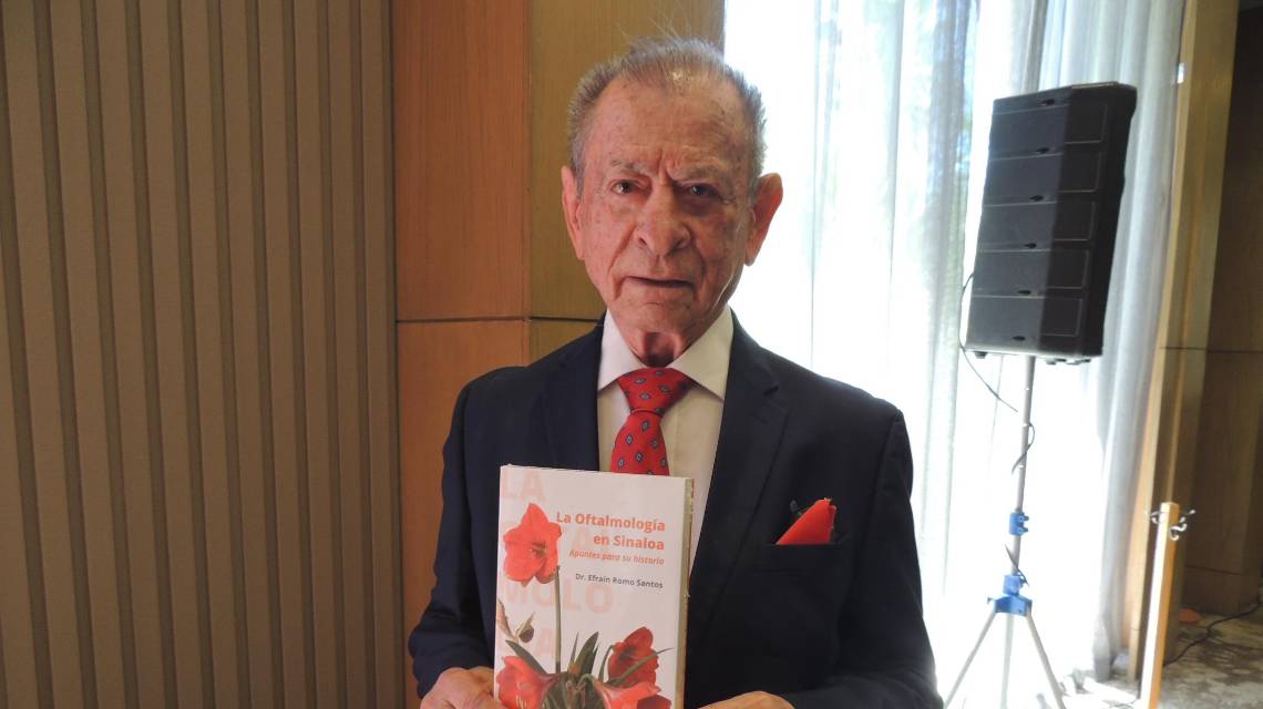 El Doctor Efraín Romo presenta su nuevo libro.