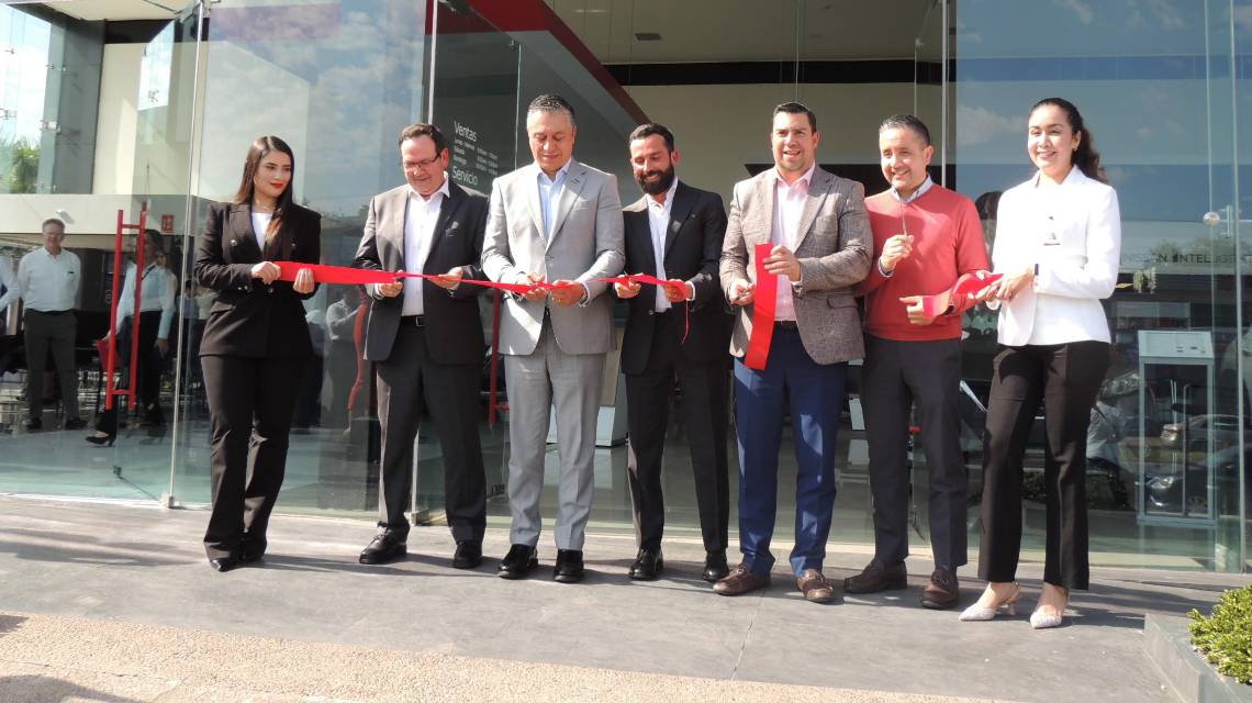 Directivos de Nissan realizan el corte oficial de la reinaguración simultánea de sus tres agencias en Culiacán.