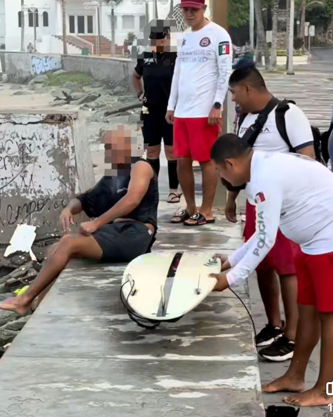 $!Auxilia Escuadrón de Salvamento Acuático a surfista arrastrado por las olas en Mazatlán