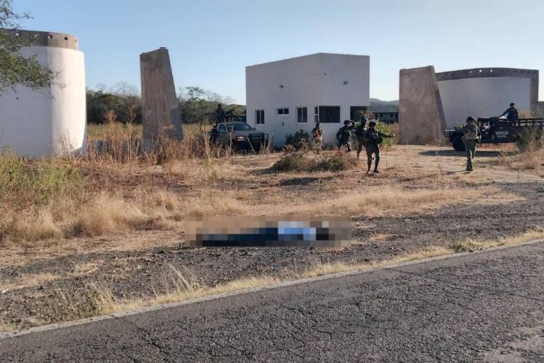 Encuentran a un hombre asesinado y maniatado en carretera hacia Sanalona, Culiacán