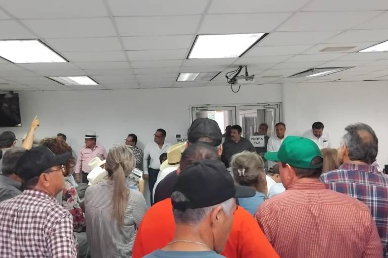 Agricultores se reúnen con funcionario de la Sader en Culiacán para destrabar conflicto por comercialización