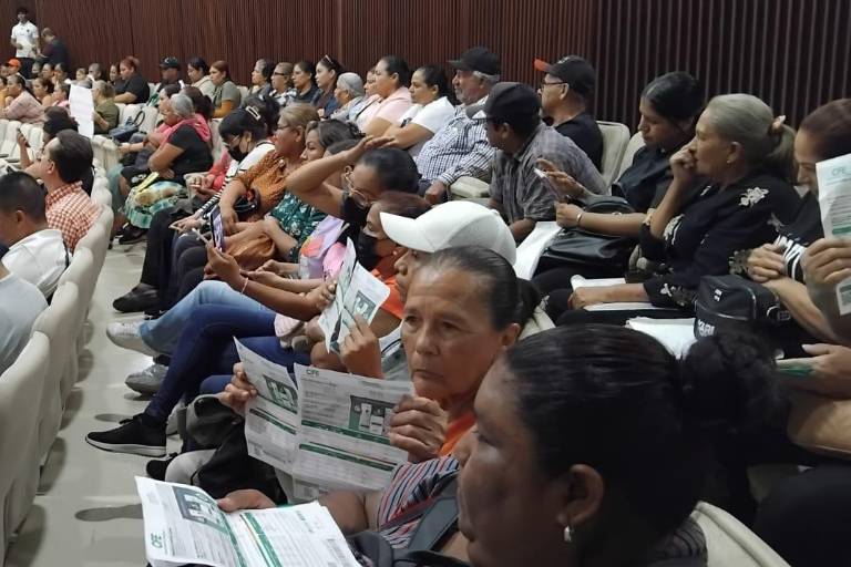 Usuarios de la CFE de Villa Juárez, Navolato, protestan en el Congreso de Sinaloa.