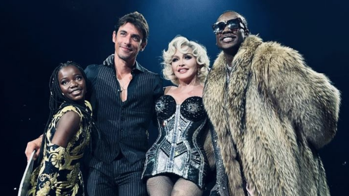 Alberto Guerra es invitado al escenario por Madonna durante su concierto en la Ciudad de México.