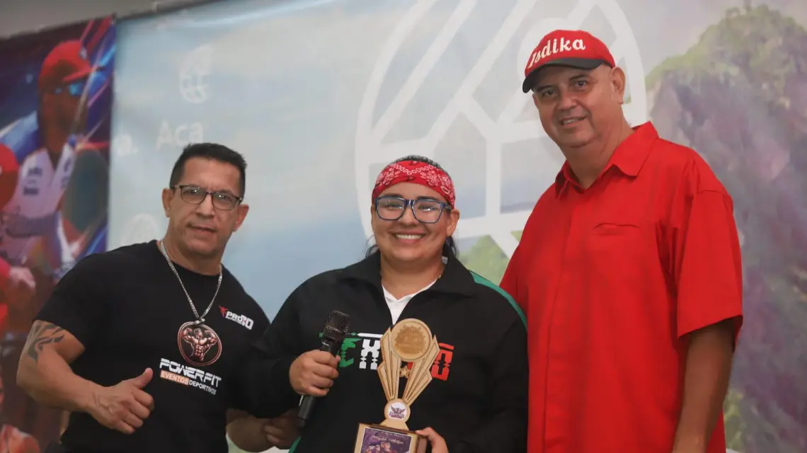 La campeona de Powerlifting, Maytia Millán, recibe su reconocimiento.