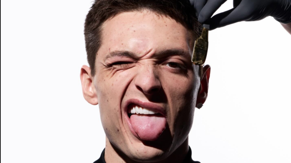 Peso Pluma rechaza tomarse foto con fan.