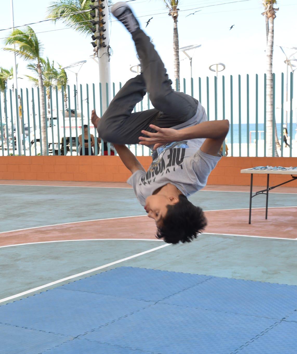 $!B-Boys y B-Girls arman batallas de breaking, en la cancha del Parque Martiniano Carvajal