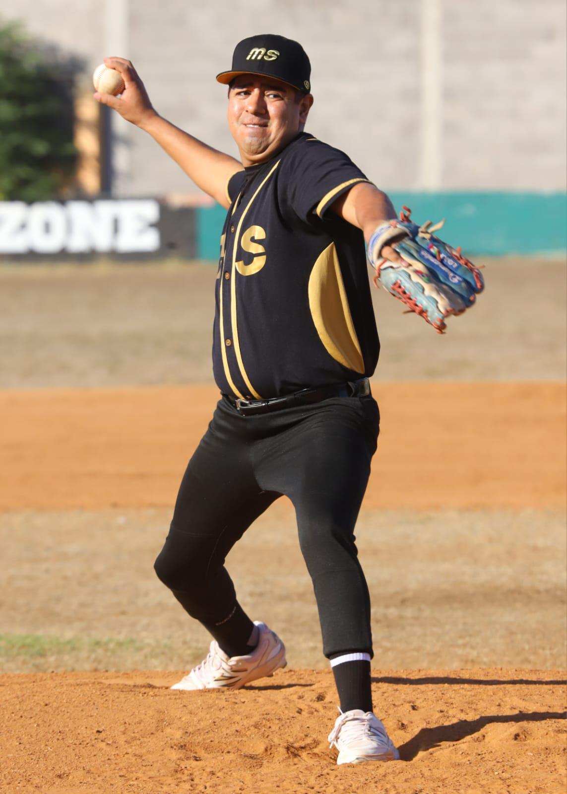 $!Familia Kelly domina duelo en la cumbre en Liga Meseros