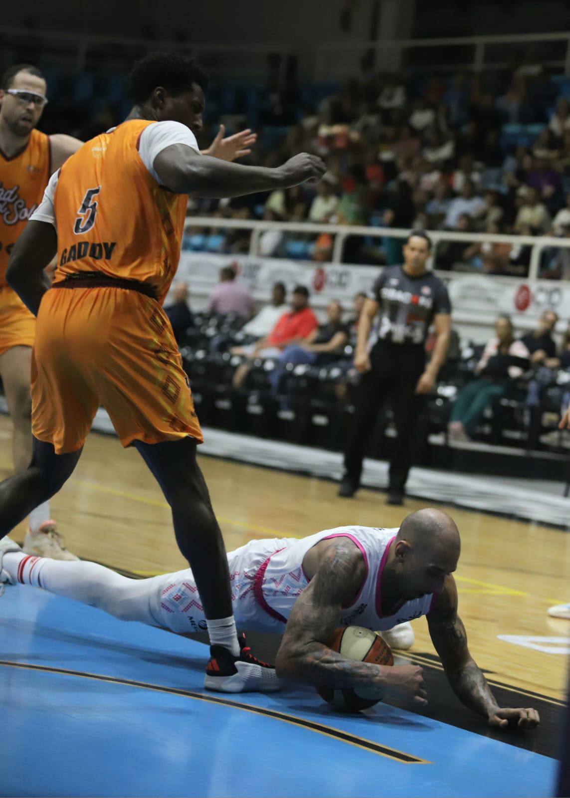 $!Venados Basketball liga triunfos en inicio de serie en el puerto