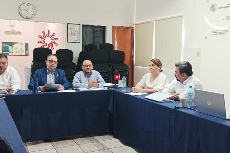 Contadores analizan necesidad de una propuesta de reforma fiscal para 2024