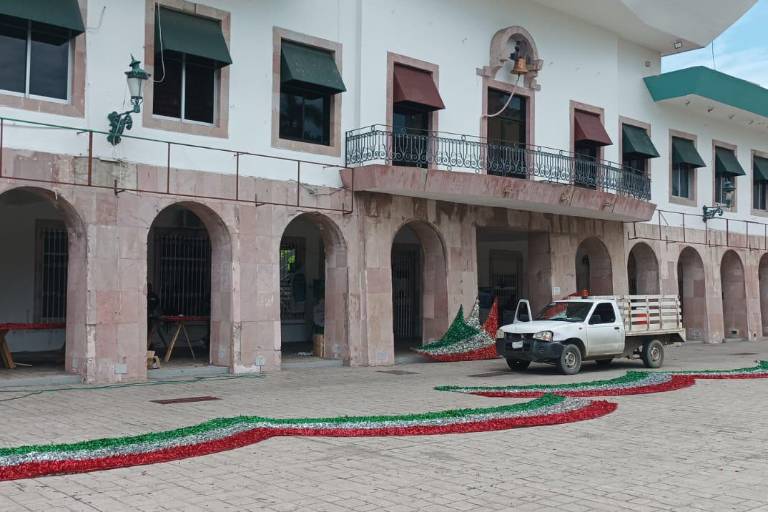 Ayuntamiento de Mazatlán, en últimos detalles de decoración para el mes patrio