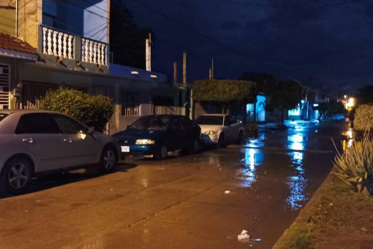 Cae de madrugada fuerte lluvia con actividad eléctrica en Mazatlán