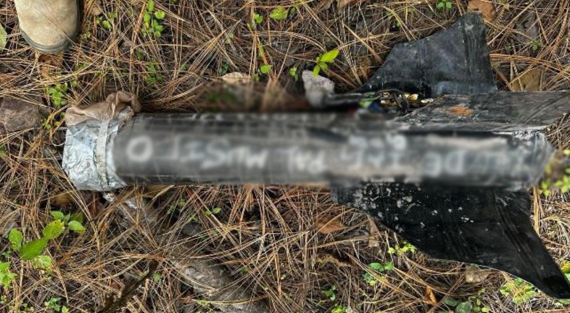 $!Ejército asegura dron industrial, arsenal y 40 explosivos durante operativo en Badiraguato