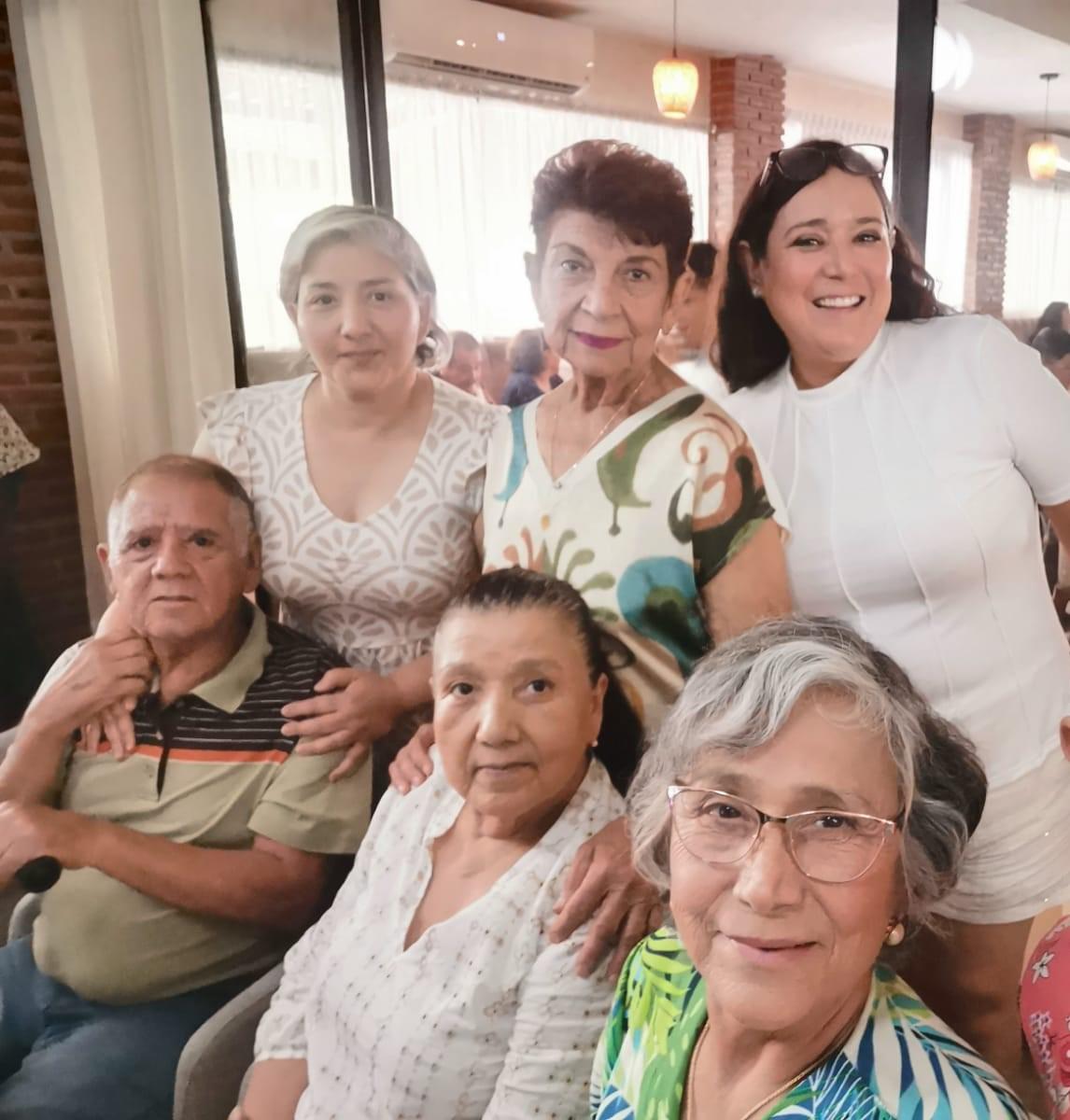 $!Esmeralda Gutiérrez, Olivia de la Cruz, Sedna de la Cruz. Enrique Gutiérrez y la festejada, Victoriana Beltrán y la festejada.