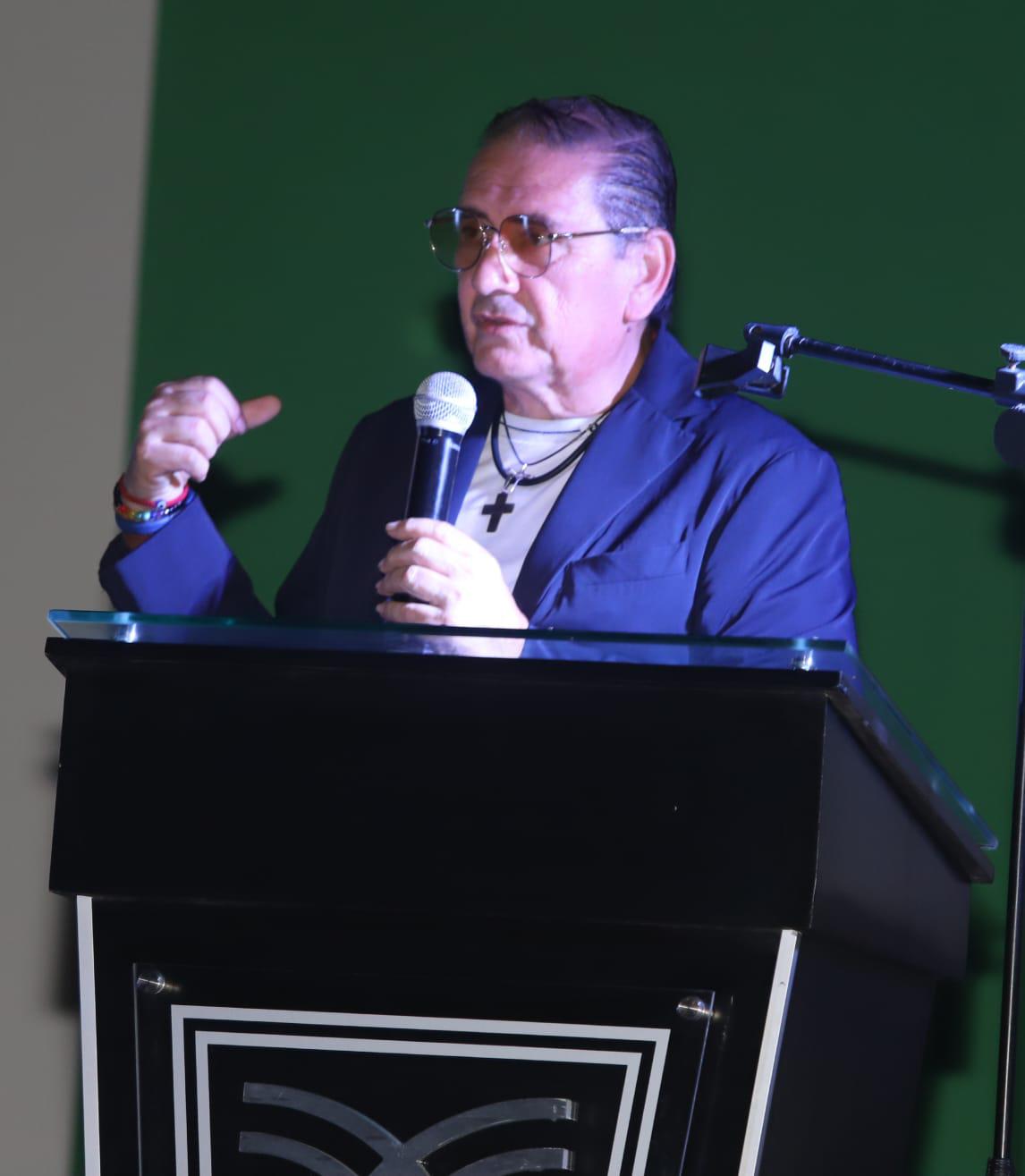 $!Óscar agradeció el homenaje a los presentes.