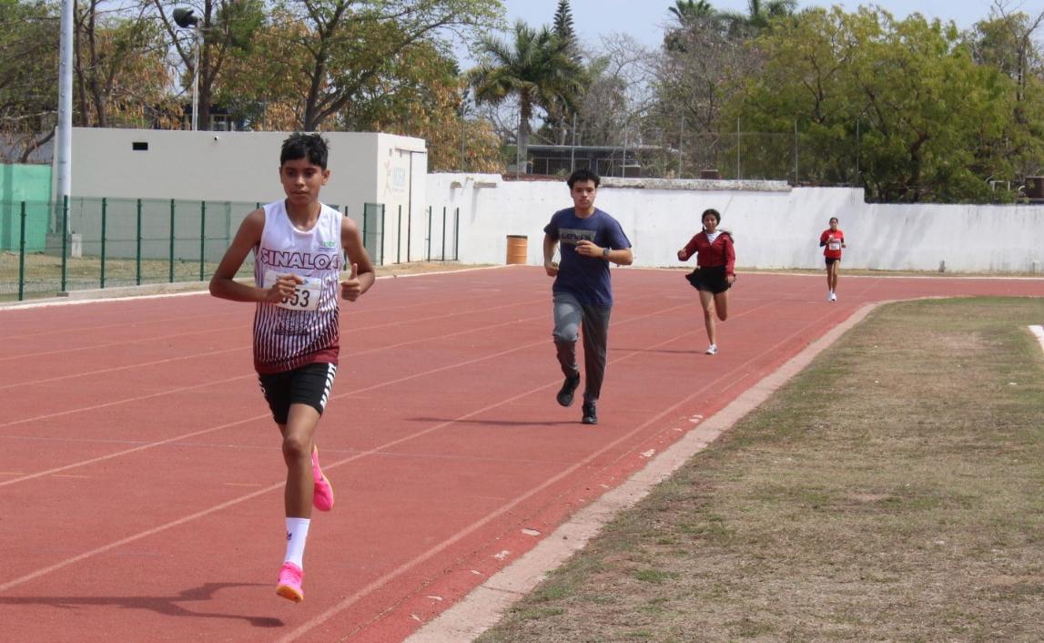 $!Vuelan bachilleres en la pista de la Unidad Benito Juárez