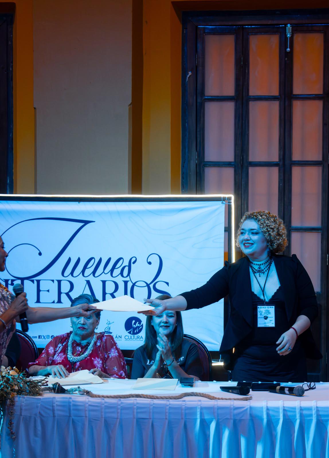 $!Flor Estrada recibe su reconocimiento.