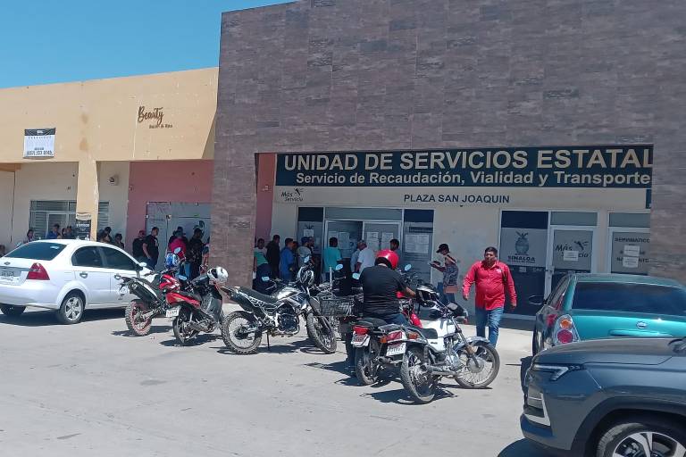 Bajo el sol, mazatlecos acuden a pagar sus impuestos vehiculares; piden que se amplíe el plazo