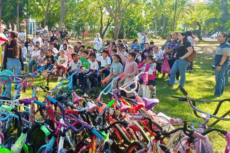 Regala Club Rotario una Navidad inolvidable a niñas y niños en el Gran Acuario Mazatlán