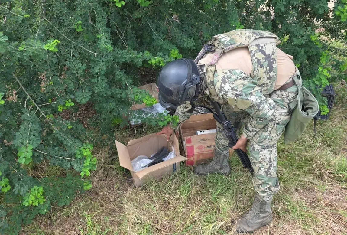 $!Detienen a 2 armados en la Zona Dorada de Mazatlán; aseguran 9 explosivos en Villa Unión