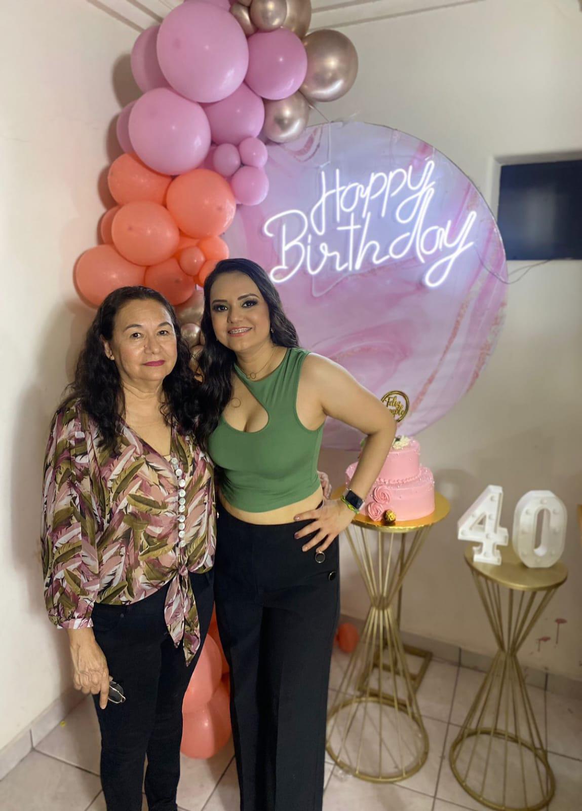$!La cumpleañera con su mamá, Guadalupe Salazar.