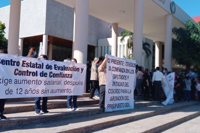 Trabajadores del C3 reclaman en el Congreso de Sinaloa aumento de sueldo después de 12 años