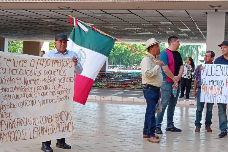 Productores de Sinaloa que tienen pendiente el pago se manifiestan en Palacio de Gobierno