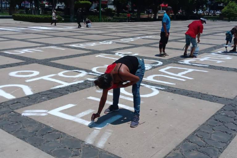 Familias pintan plaza cívica de Palacio para exigir justicia por ataque de supuestos marinos