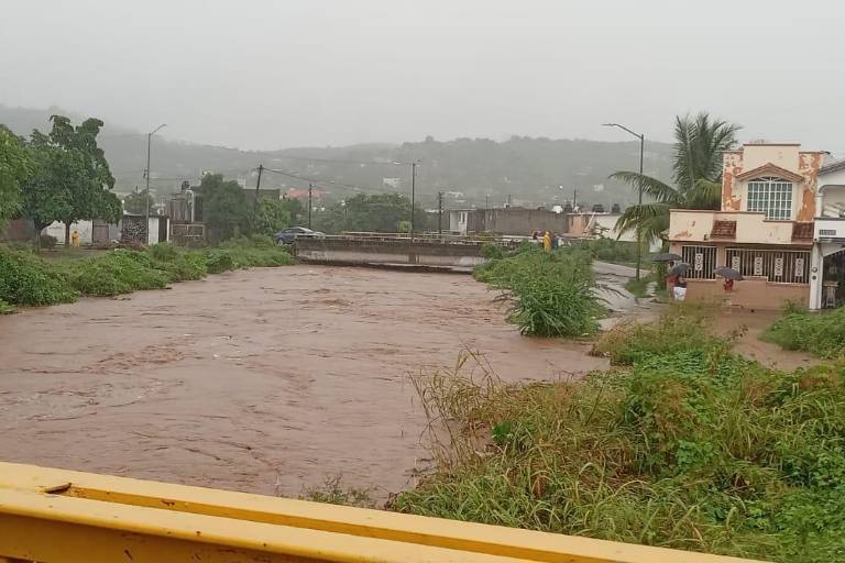 Se desborda el arroyo Jabalines en La Foresta; piden ayuda al Gobernador y al Alcalde para muro