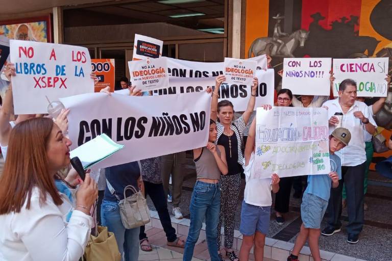 Entregan 53 mil firmas a Gobierno de Sinaloa contra la Nueva Escuela Mexicana