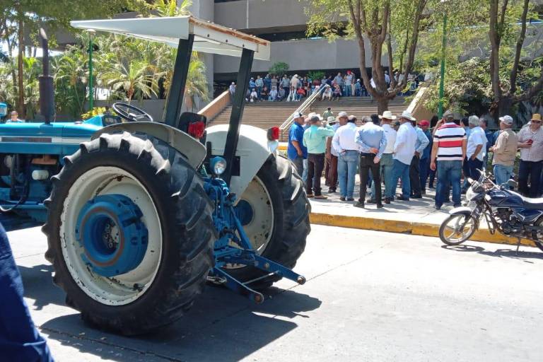 Agricultores se manifiestan en Palacio de Gobierno y toman vialidades