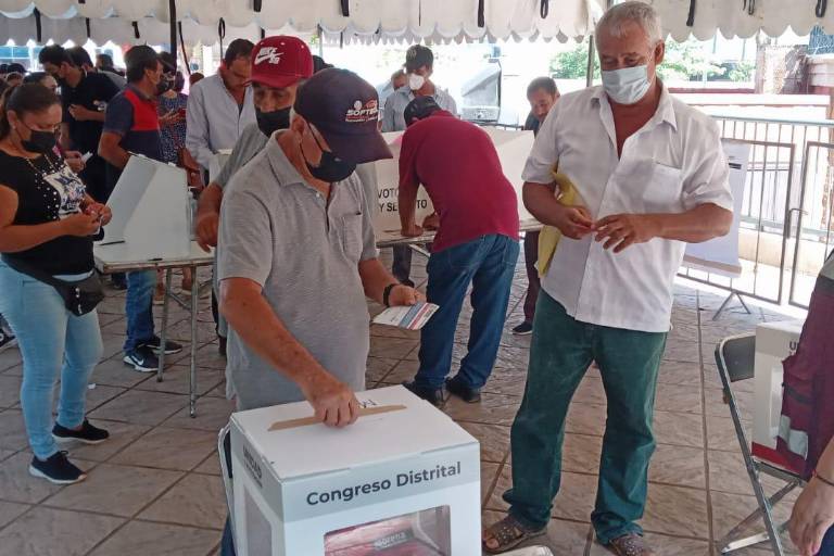 Larga fila en elección de consejeros de Morena, en Culiacán
