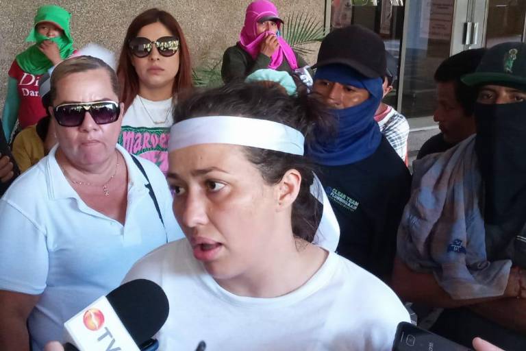 Acuden víctimas de supuestos marinos con el Gobernador, pero solo los hacen esperar