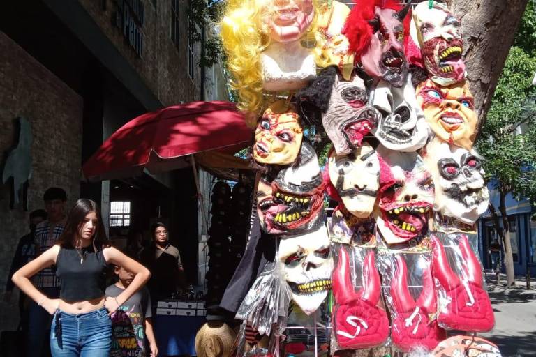 Comerciantes del Centro de Culiacán ofertan disfraces y decoraciones para Halloween